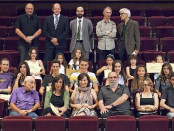 Els guanyadors dels premis, amb les autoritats, el conferenciant i l’escriptor Lluís Solà Marc Sanyé