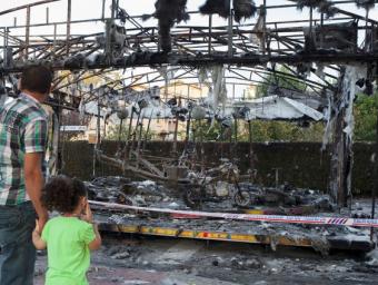 L’atracció de cavallers instal·lada a Calldetenes amb motiu de la festa major va quedar completament calcinada. La polícia l’ha acordonada Jordi Puig 