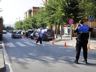 La Policia Local controla el trànsit en el pas de vianants on va tenir lloc l’accident aquest divendres al matí Ramon Ferrandis