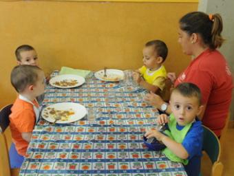 Alumnes de l’escola bressol municipal la Filadora, al menjador del centre  Ramon Ferrandis