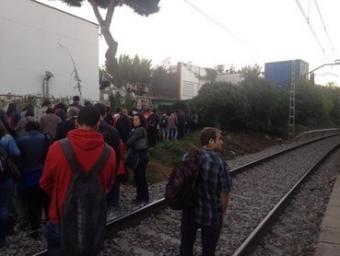 Uns usuaris anant a buscar l’autobús afectats per l’atropellament TWITTER ELISENDA PALOU