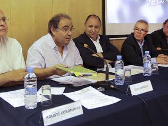 D’esquerra a dreta, Corominas, Garriga, l’alcalde Francesc Colomé, el regidor del Pla de Barris, Juan A. Marín, i Carles Font i Noemí Coma, de la Taul Xavier Solanas