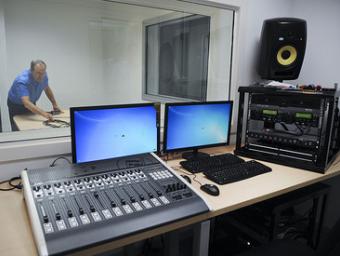 El nou equipament tècnic de Ràdio Granollers i rere el vidre, Josep Maria Codina, al locutori de Roca Umbert Ramon Ferrandis