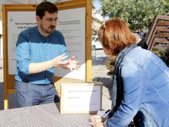 Una veïna de Torelló col·laborant en la recollida d’idees en presència del regidor Jordi Casals Sagi Serra