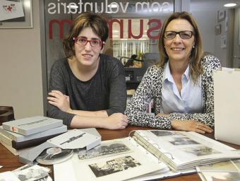 Ester Dachs i Fina Molet, a l’actual seu de Creu Roja, amb part del material que il·lustrarà el llibre del centenari Jordi Puig