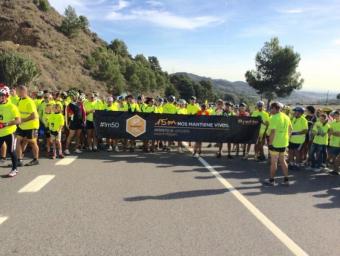 Els ciclistes han tallat la carretera i han desplegat una pancarta Bartolomé Pluma