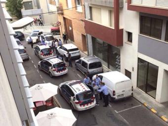 Diverses patrulles dels Mossos al carrer Figaró, on han estat detinguts els dos homes