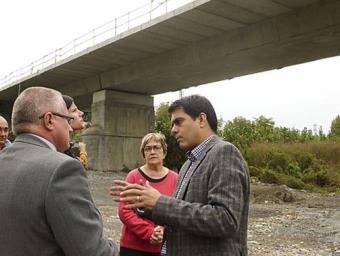 Marc Castells, a la dreta, durant la visita al pont de la Gleva