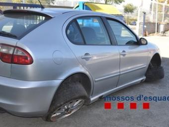 El Seat Leon que han fet servir els detinguts per fugir i amb el qual han tingut l’accident a la C-17 Mossos d’Esquadra