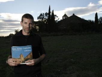 Mariano Pagès, aquest dimecres amb l’església de Santa Magdalena de Mosqueroles al fons Griselda Escrigas