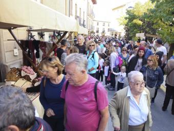 Alguns dels múltiples visitants que s’han acostat durant el cap de setmana a la Fira de la Castanya Albert Llimós