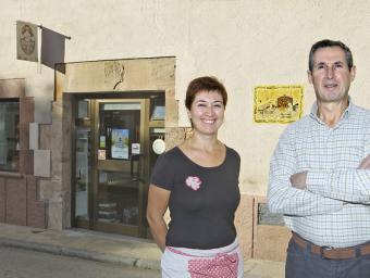 Ramon i Cristina Vila, pare i filla, dimecres davant del forn, situat al número 10 del carrer de Dalt de Seva Jordi Puig