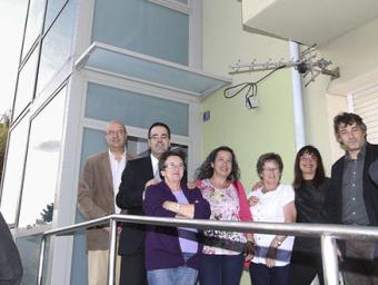 Foto de família amn els representants de la Generalitat i també de les comunitats de veïns amb un dels ascensors que s’han instal·lat Jordi Puig