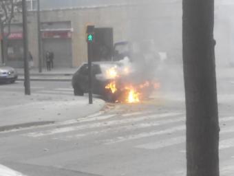 El coche incendiat a l'avinguda dels Països Catalans Francisco Cano