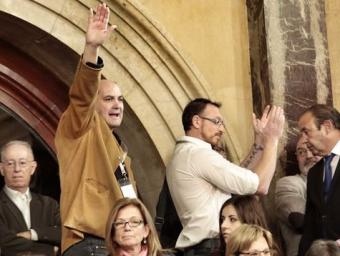 Francisco Ribas, a la dreta de la imatge, sortint del Parlament, mentre un company seu fa la salutació feixista Pere Virgili / Ara