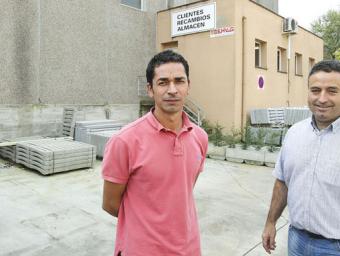 Abel Capdevila i Joan Camps, al pati de la nova empresa Skiold-Bemvig, a les Masies de Voltregà Jordi Puig