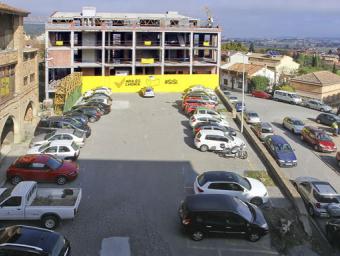 Imatge que ofereix la plaça, amb l’edifici del fons aturat des de fa anys; l’actuació permetrà ordenar-hi el trànsit Jordi Puig