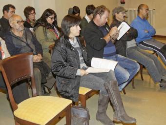 Entre el públic del ple, representants dels veïns. Prenent notes, Manel Morató, de Bac de Roda Sagi Serra