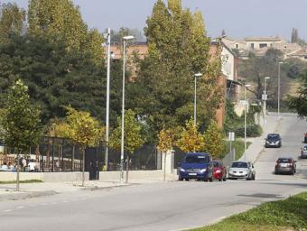 En primer terme, el pati de l’escola. Al costat, a la zona on ara hi ha arbres, el solar on aniria la gasolinera Jordi Puig