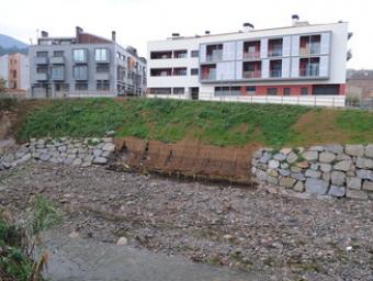 El creixement del riu va buidar part de la terra que hi havia a l’estructura de troncs del mur fet amb bioenginyeria Ramon Ferrandis