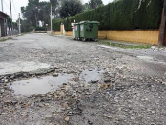 Un carrer de Ca l’Esmandia amb el paviment molt malmès Ferran Polo