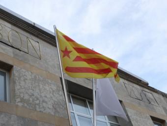 L’Ajuntament no només no va penjar la bandera espanyola, sinó que va penjar l’estelada al pal de davant de l’Ajuntament
