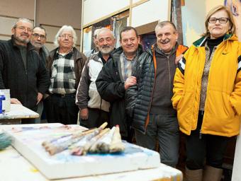 Un grup dels pessebristes de Sant Pere, aquest dimecres a la nova seu de l’exposició