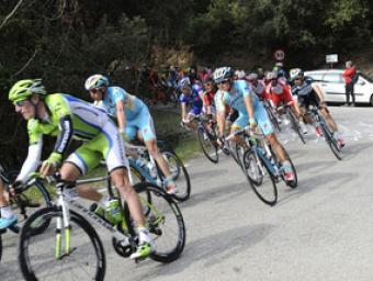 Joaquim Rodríguez, al fons enmig del grup al seu pas per la Costa del Montseny, el 24 de març d’aquest any Ramon Ferrandis