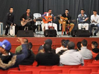 D’esquerra a dreta, Toni Jiménez, Ricard Tejada, Carlitos Cuevas, Kevin Morales, Raúl García i Rafa Muñoz durant el concert al teatre de Quatre Camins Ramon Ferrandis