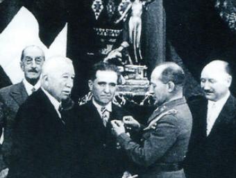 Mateu, segon per l’esquerra en un acte d’Hispano Suiza, marca d’automòbils que va cofundar