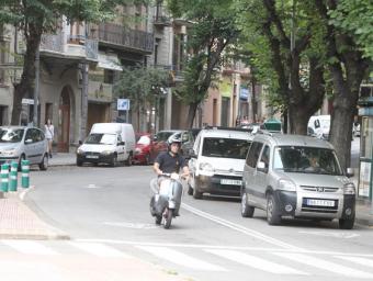 Trànsit de vehicles a la cruïlla de la rambla de l’Hospital amb el carrer Dr. Junyent