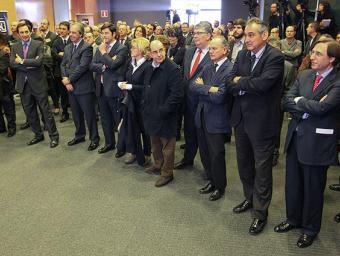 El president de l’empresa, Tomàs Pascual, primer per la dreta, a la jornada de celebració dels deu anys de la fàbrica de Gurb   jordi puig