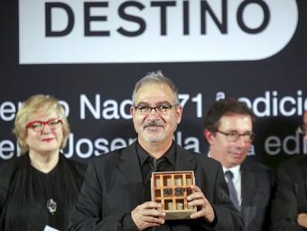Andreu Carranza, en primer terme, al rebre el Premi Josep Pla. Al darrere, a la dreta, Antoni Pladevall, que era al jura