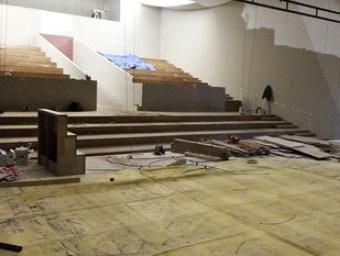 L’interior del nou teatre auditori de Llinars, obra d’Álvaro Siza. Els encarregats de l’obra preveuen que estigui enllestit en un parell de setmanes