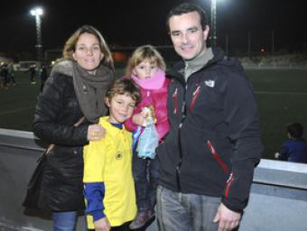Òscar López i Encarni Gómez amb els seus dos fills, Pol, de set anys, i Carlota, de tres, al camp de futbol de Vilanova aquest divendres al vespre Ramon Ferrandis