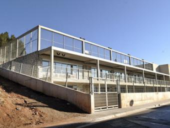 Un dels nous edificis de l’escola La Muntanya amb la façana sense les peces que es van retirar perquè queien Ramon Ferrandis