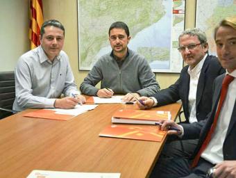 L’alcalde de Sant Joan, Ramon Roqué, amb els representants d’Incasòl amb qui va firmar el conveni