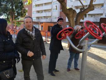El regidor, acompanyat dels veïns d'Horts de Miró, fent exercici als aparells Cedida