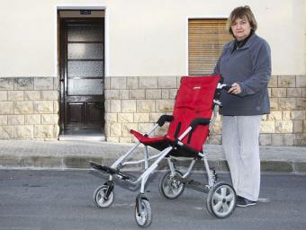 Sílvia Bosch amb el cotxet ortopèdic, davant de casa seva, a Santa Eugènia de Berga Jordi Puig