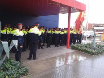 Els membres dels Mossos formant a la porta de la comissaria de Granollers, sota la pluja Ferran Polo