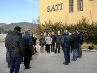 Un grup de treballadors afectats va reunir-se a la porta de l’empresa aquest dilluns Ramon Ferrandis