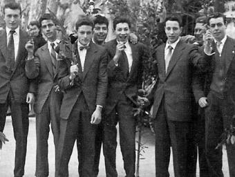 Un grup de joves del municipi durant la festa del ram als anys 60