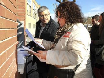 Dijous donaven les cartes d’acomiadament als treballadors del complex esportiu, a la porta del centre Ramon Ferrandis
