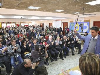 Carles Bartrina exhibint la vara davant dels 300 veïns que van assistir a l’acte de dissabte Albert Llimós