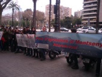 La protesta de la Coordinadora per a la Salvaguardar del Montseny a les portes de la conselleria @csmontseny