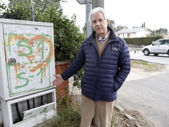 Joan Llobet, de l’Associació de Veïns de Can Maspons,, denuncia el mal estat del cablejat de la urbanització Griselda Escrigas