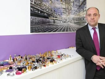 Lluís Munné, director general de Covit, en una sala amb les peces que fabriquen Jordi Puig