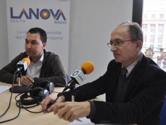Josep Maria Pujol (en primer terme) i Daniel Rubio, al estudis de LANOVA Ràdio Enrique Canovaca