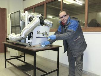 Xavier Doló, amb el prototip de la Hidromach amb el qual està desenvolupant la màquina. EL 9 NOU va ser testimoni de com fabricava aigua potable de l’ Joesp Comajoan