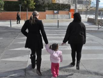 L'Esther (esquerra), la seva filla i la Clàudia, al pas de vianants on va succeir el desgraciat accident Enrique Canovaca